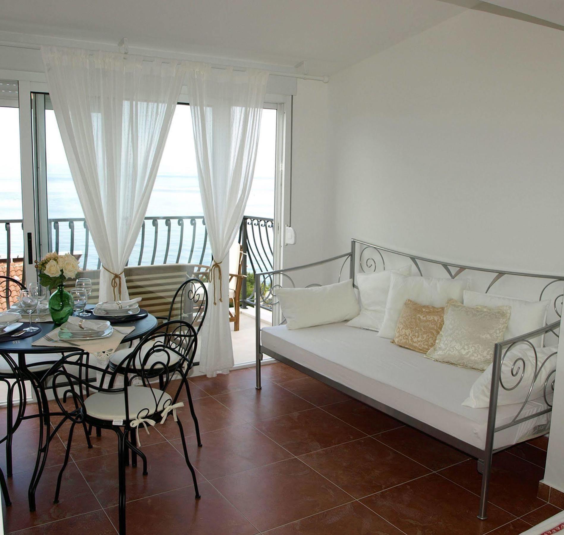 Apartments Issa Макарска Екстериор снимка